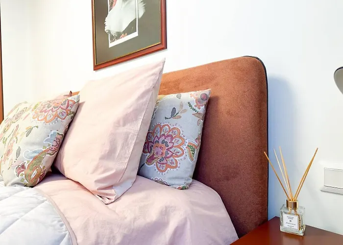 2br By Ndk - Ac - Desk - Lux Interior - Balcony *